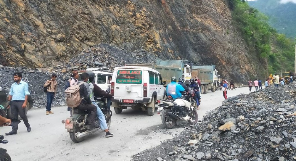 छ दिनदेखि अवरुद्ध बेँसीसहर–चामे सडक सञ्चालनमा