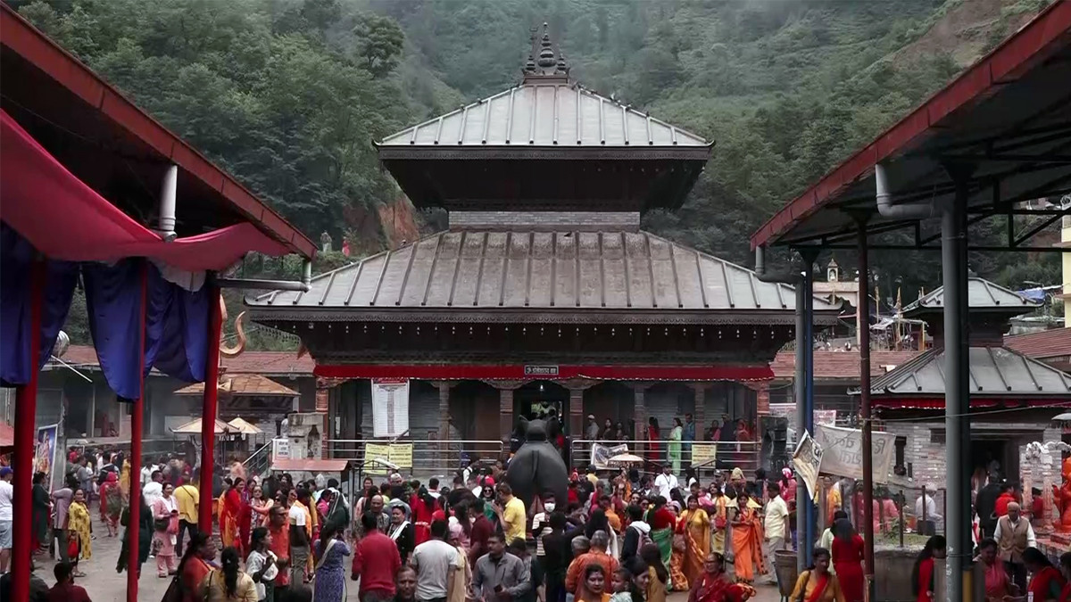 डोलेश्वर मन्दिरमा तीन सातामै २५ लाख भक्तजन, आज पनि बिहानैदेखि भिड