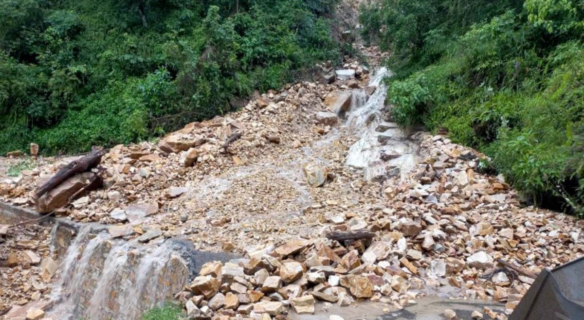 बाढीपहिरोले क्षतिग्रस्त बेँसीसहर-चामे सडक स्तरोन्नति गर्न एक अर्ब लाग्ने