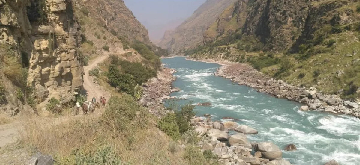 कर्णालीमा खसेको गाडीमा १४ जना सवार रहेको अनुमान