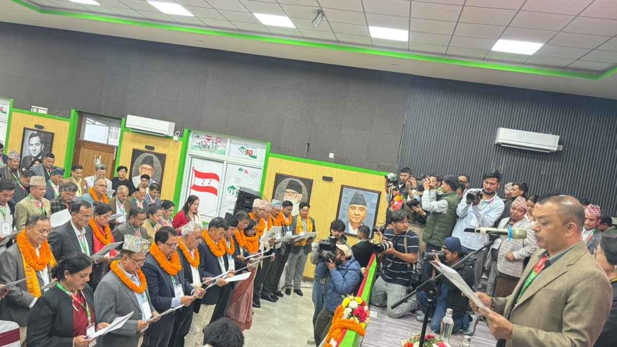 कांग्रेसका नवनिर्वाचित पदाधिकारी र केन्द्रीय सदस्यले लिए शपथ